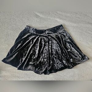 Short velvet skater skirt Size L